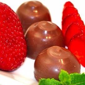 Strawberry-chocolate-truffle-berry-bombs_